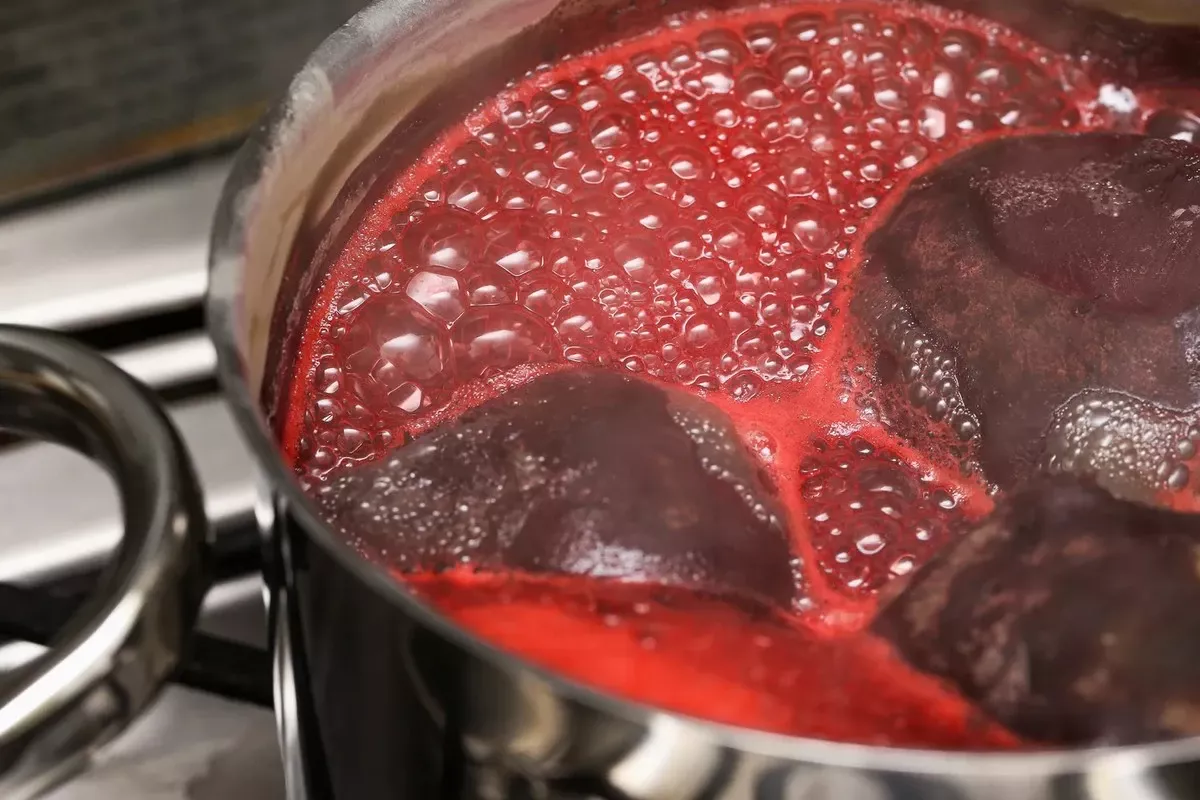 Koken met rode bieten: 25 minuten, geen geur en schone potten dankzij deze slimme techniek