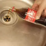 Kola in de wc? Dit simpele trucje lost kalknagels in 15 minuten op