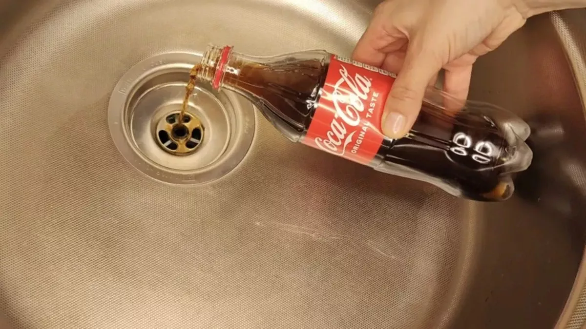 Kola in de wc? Dit simpele trucje lost kalknagels in 15 minuten op