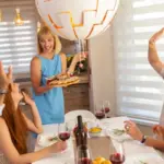 Lege tafel, geen schande: bevrijd jezelf van de 'verplichte gastvrijheid'-val en adem eindelijk makkelijker