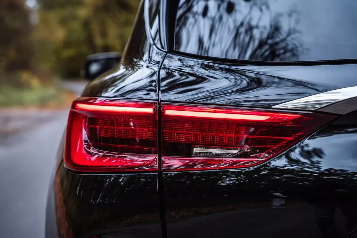 Nieuwe EU-regel: Knipperende remlichten worden standaard op alle auto's vanaf deze datum