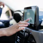 Nu is het klaar met die glazen schermen: China dwingt fysieke knoppen terug in auto's