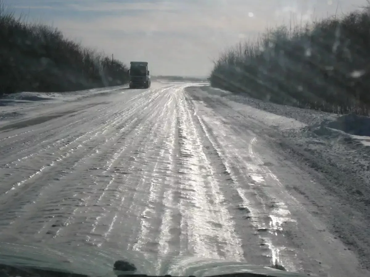 Paspaudus šalčiui ir tykant juodajam ledui, patyrę vairuotojai daro tai: staigus patvirtinimas sukibimo