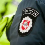 Politie klopt op ruit van geparkeerde auto: uw rijbewijs tonen bij stilstaande motor?