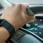 Slimme horloge aan het stuur? De politie zegt van niet – met boetes tot €90