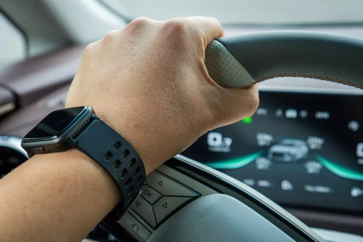 Slimme horloge aan het stuur? De politie zegt van niet – met boetes tot €90