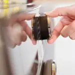 Uw wasmachine reinigt zichzelf: de verborgen knoppen die monteurs u zelden vertellen