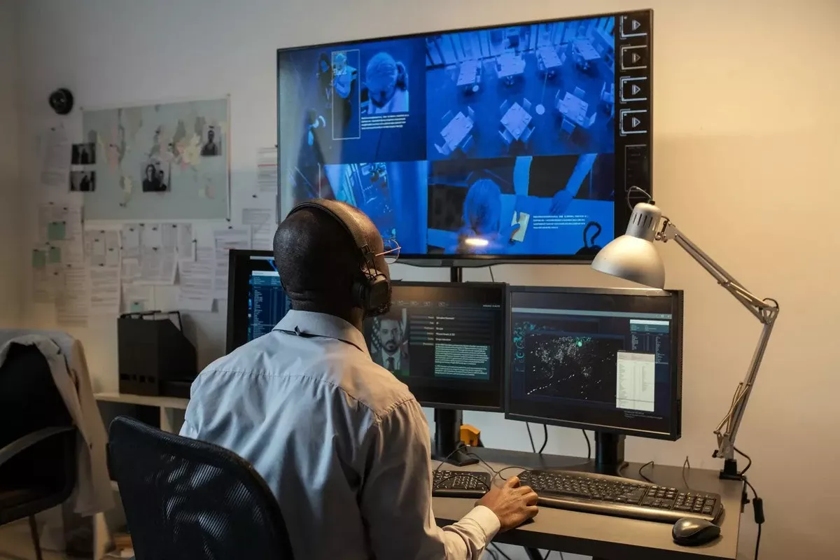 Verborgen camera's in hotelkamers? Zo controleer je snel of er geen spionageapparatuur is