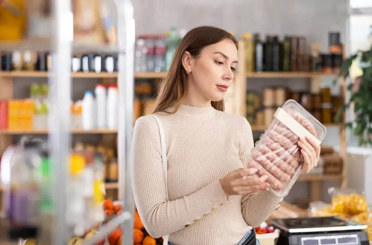 Verborgen gevaren in de koelkast: zo herken je kwalitatieve worstjes, volgens experts