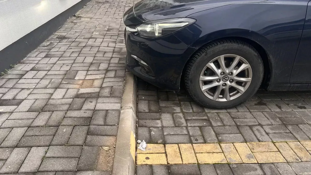 Vermijd dure bumperreparaties: deze simpele spiegel-truc parkeert je perfect bij elke stoeprand