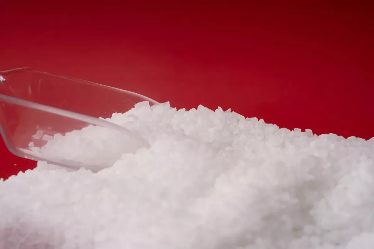 Waarom ervaren huishoudens een lepel zout in het toilet gooien – en de verrassende resultaten