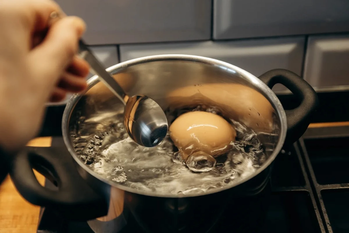 Waarom je gekookte eieren niet meer in ijswater hoeft te gooien