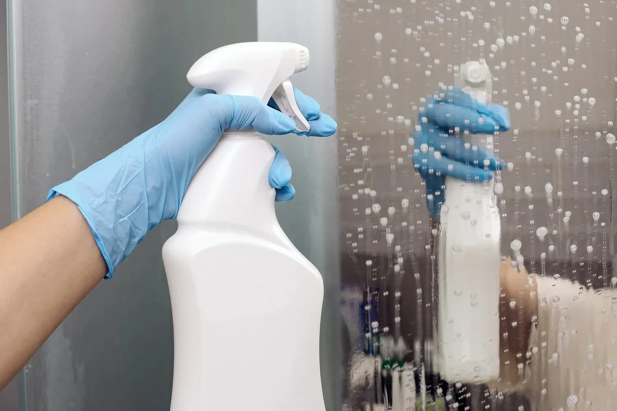 Waarom je schoonmaakmiddel voor glas je spiegel langzaam vernietigt