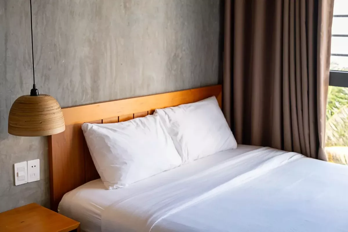 Waarom je zijden kussensloop beter is dan die dure haarmaskers