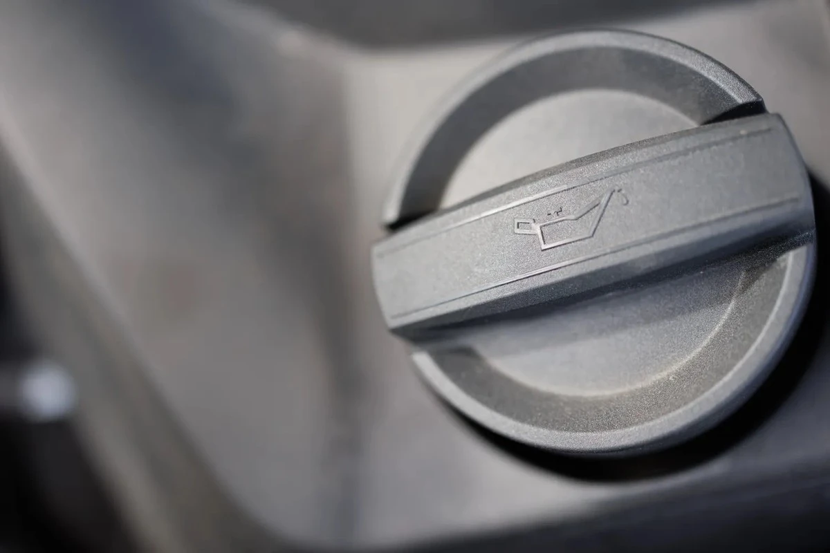 Waarom motorolie zwart wordt: De wetenschap achter de kleur en wat het echt betekent voor uw auto in 2026