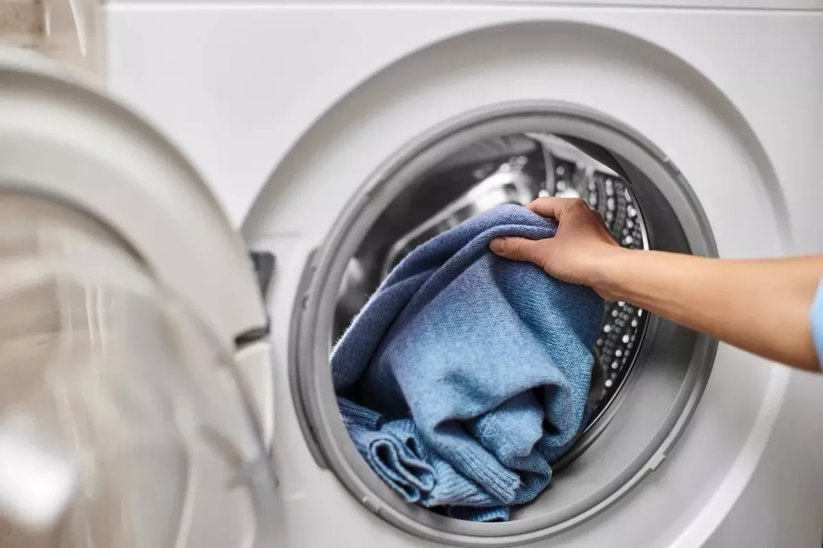 Wit ondergoed herleven: deze simpele truc met drie eetlepels per keer maakt je vergeelde sokken weer als nieuw