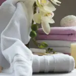 Wit-witte handdoeken in huis: de truc die hotelkwaliteit bereikt zonder bleekmiddel