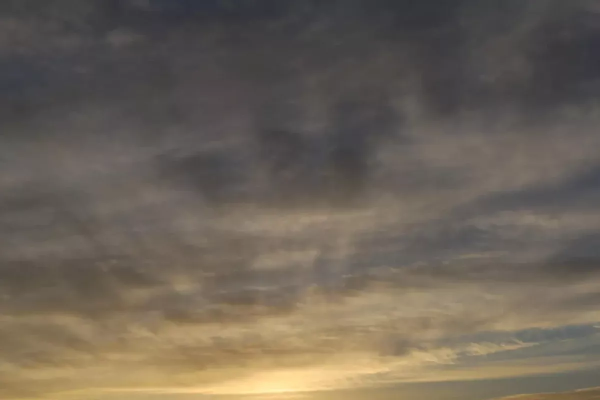 Wolken smelten als suikerspin: meteorologen waarschuwen voor onverwachte lente van 2026