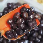 Zwarte olijven: hoe je vers ingekleurde exemplaren herkent van natuurlijk gerijpte