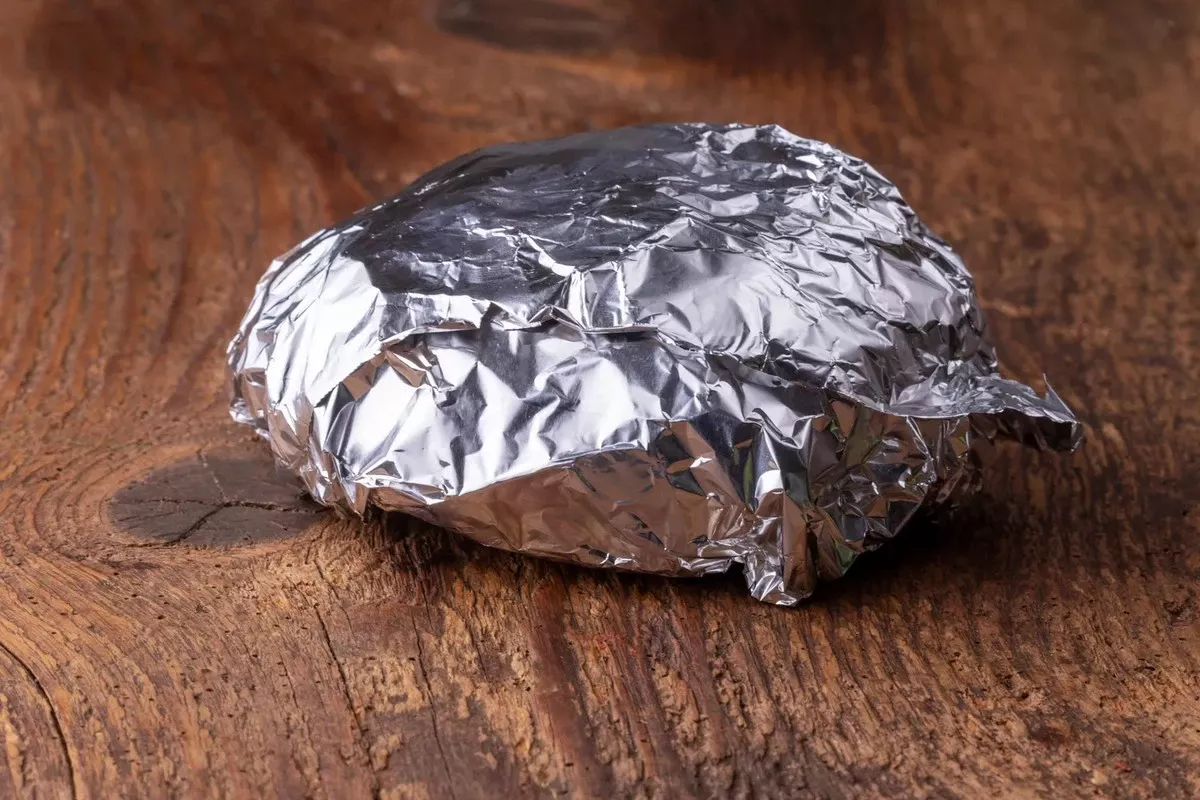 Aluminiumfolie-truc die het internet op zijn kop zet: een simpele keukenhack die tot hevige discussies leidt