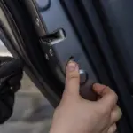 Dit kleine haakje in je autodeur is onmisbaar: dit is waarom je het nooit mag negeren