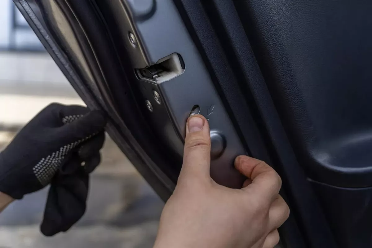 Dit kleine haakje in je autodeur is onmisbaar: dit is waarom je het nooit mag negeren