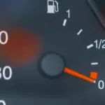 Hoe ver kun je rijden als het brandstoflampje gaat branden? De meeste automobilisten weten het antwoord niet