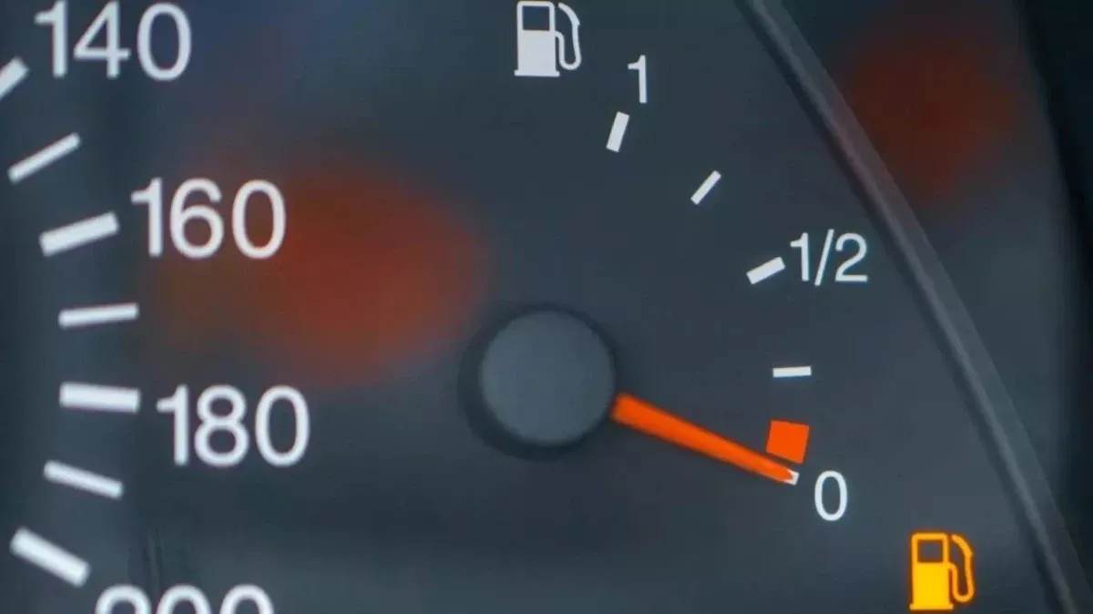 Hoe ver kun je rijden als het brandstoflampje gaat branden? De meeste automobilisten weten het antwoord niet