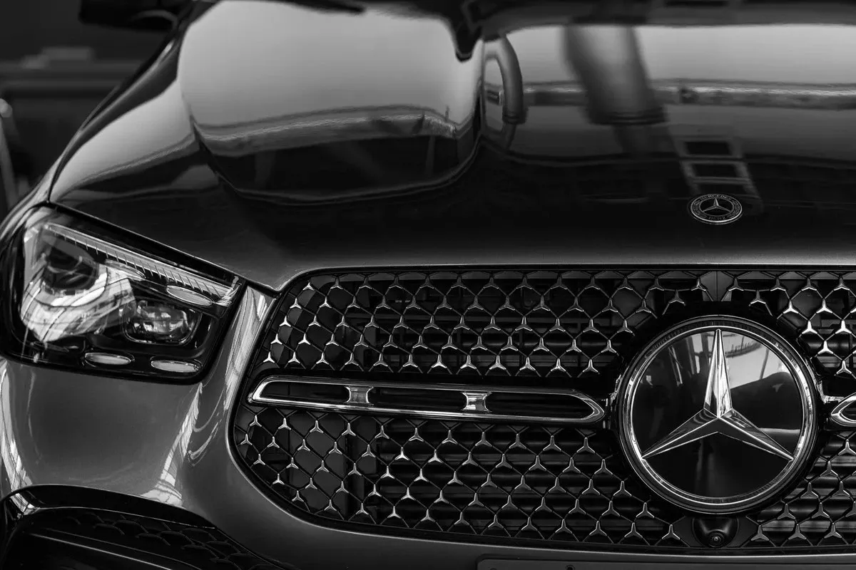 Mercedes roept tienduizenden elektrische auto's terug: dit gevaar schuilt in hun accu