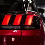 Stoplichten knipperen bij noodstop: deze nieuwe autoverplichting vanaf 2026