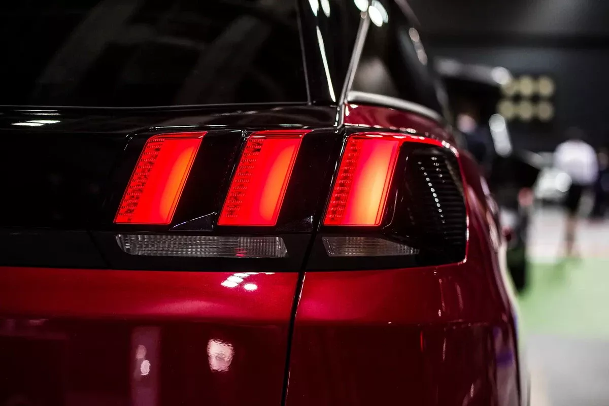 Stoplichten knipperen bij noodstop: deze nieuwe autoverplichting vanaf 2026