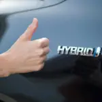 Waarom de benzinemotor van uw hybride auto u stiekem benadeelt