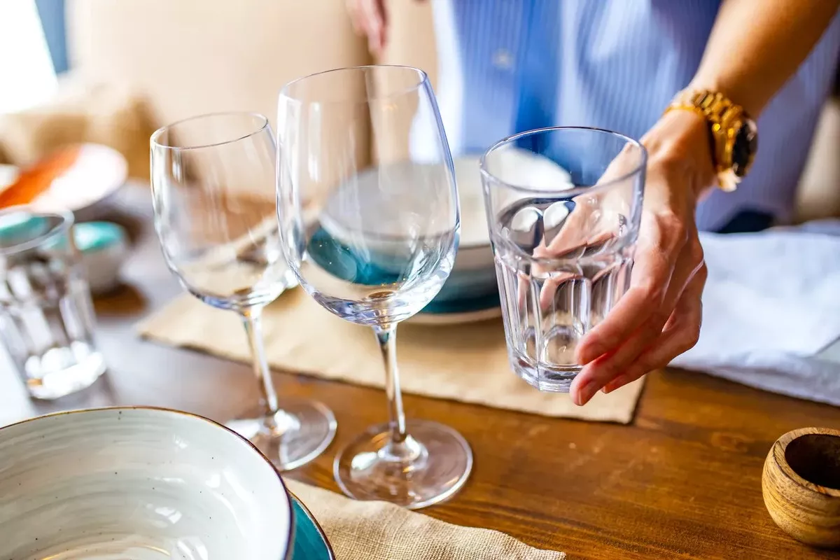 Waarom ervaren huishoudens wijnglazen in de vaatwasser zetten in plaats van met de hand afwassen
